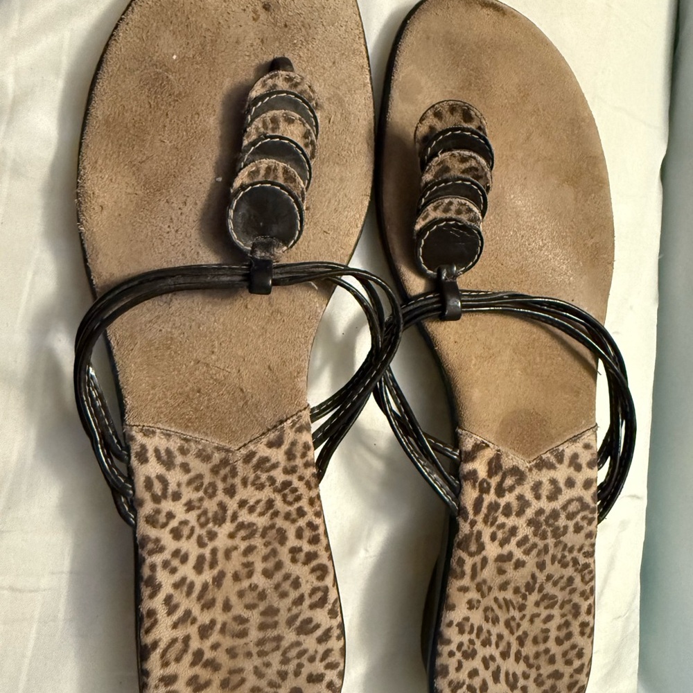 leopard tan sandal gently used excellent. condition
